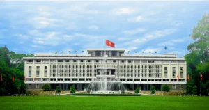 Mặt chính Dinh Độc Lập nhìn qua đài phun nước và thảm cỏ