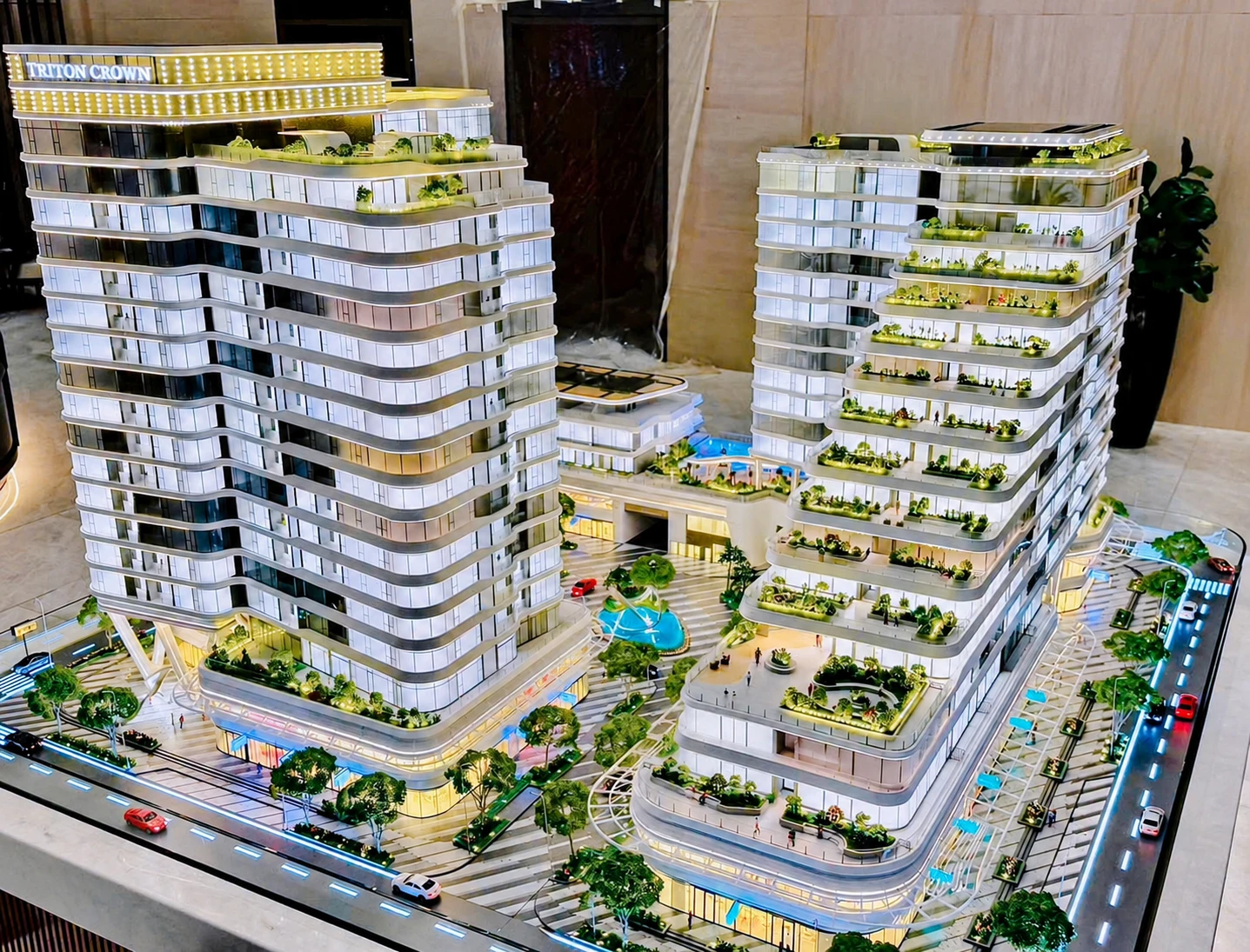 Sa bàn mô hình hai tháp căn hộ của Triton Crown Phú Mỹ Hưng