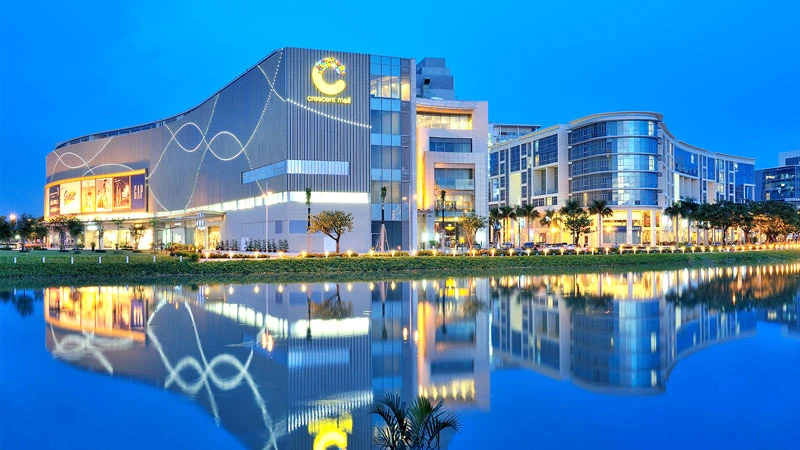 Trung tâm thương mại Crescent Mall bên Hồ Bán Nguyệt