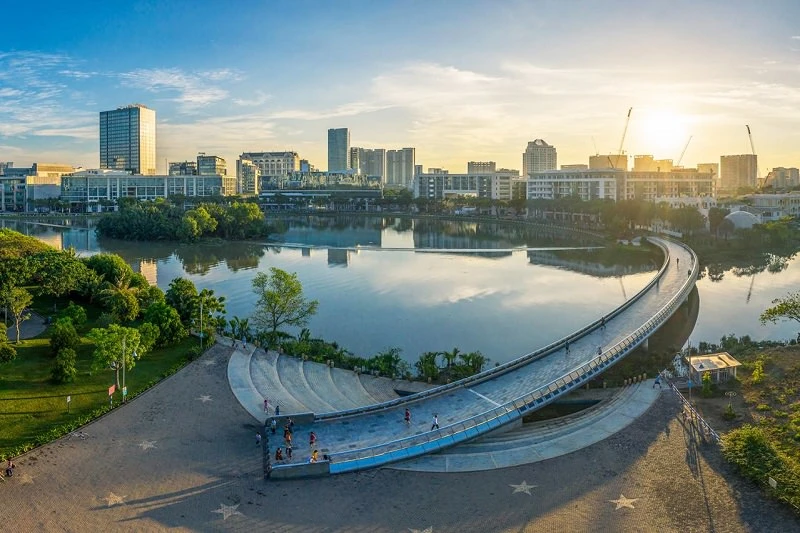 Cầu Ánh Sao và tuyến dạo bộ ven Hồ Bán Nguyệt tại Phú Mỹ Hưng